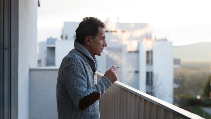 Selbst auf dem Balkon rauchen gefährdet andere Menschen