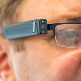 "Blindenbrille" lässt Sehbehinderte wieder lesen